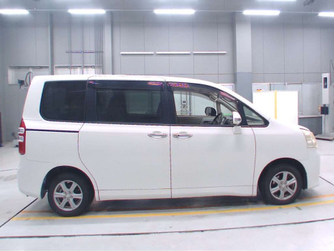 2012 Toyota Noah ZRR70G[2]