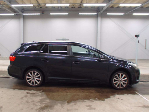 2014 Toyota Avensis Wagon ZRT272W[2]