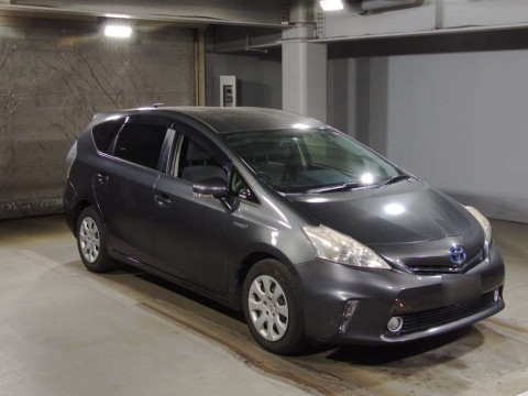 2012 Toyota Prius alpha ZVW41W[2]