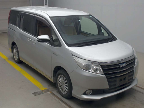 2014 Toyota Noah ZWR80G[2]