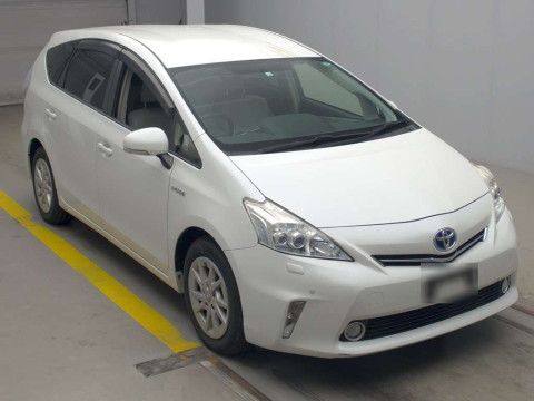 2014 Toyota Prius alpha ZVW41W[2]