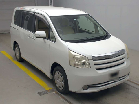 2010 Toyota Noah ZRR70G[2]