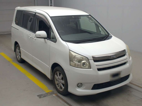 2007 Toyota Noah ZRR70W[2]