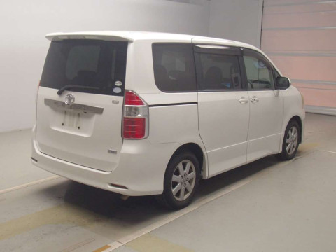 2008 Toyota Noah ZRR70W[1]