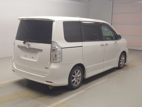 2011 Toyota Voxy ZRR70W[1]