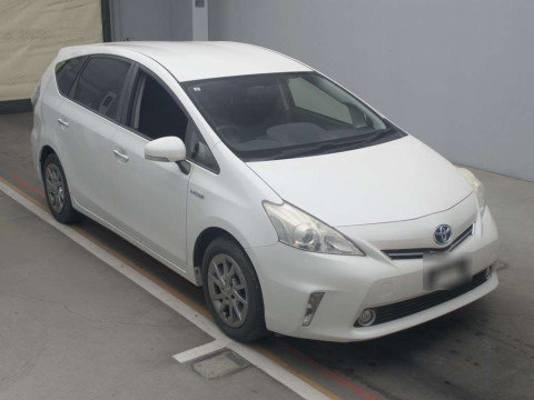 2013 Toyota Prius alpha ZVW41W[2]