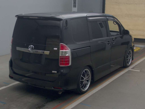 2007 Toyota Noah ZRR70W[1]