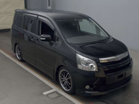 2007 Toyota Noah ZRR70W[2]