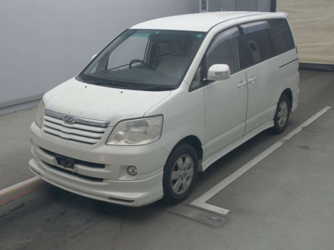 2002 Toyota Noah AZR60G[0]