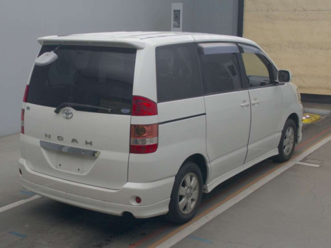 2002 Toyota Noah AZR60G[1]