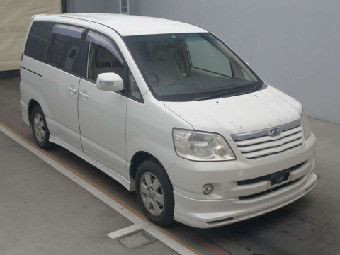 2002 Toyota Noah AZR60G[2]