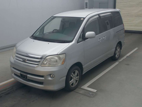 2004 Toyota Noah AZR60G[0]