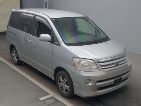 2004 Toyota Noah AZR60G[2]