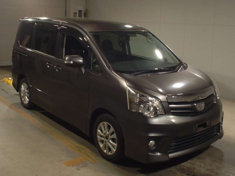 2013 Toyota Noah ZRR70W[2]