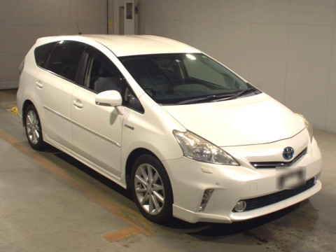 2012 Toyota Prius alpha ZVW41W[2]