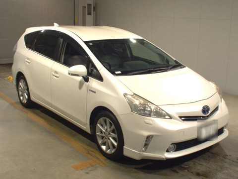 2013 Toyota Prius alpha ZVW41W[2]