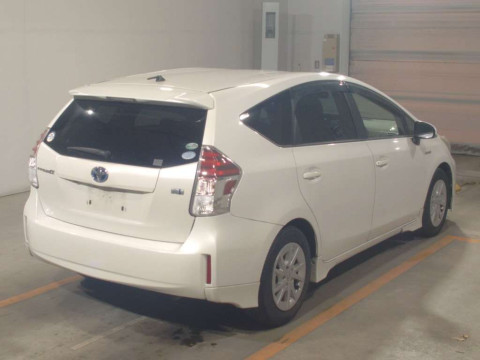 2016 Toyota Prius alpha ZVW41W[1]