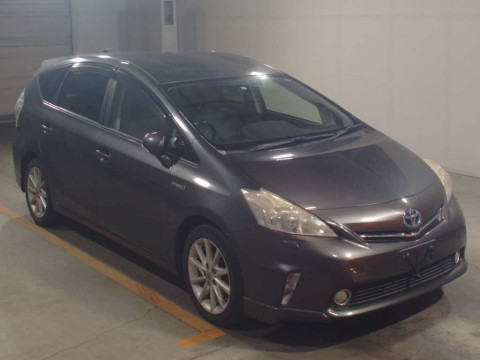 2011 Toyota Prius alpha ZVW41W[2]