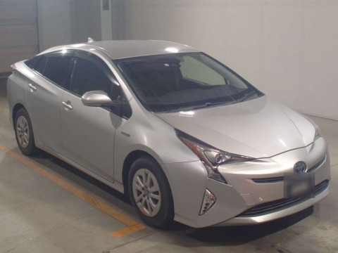 2015 Toyota Prius ZVW50[2]