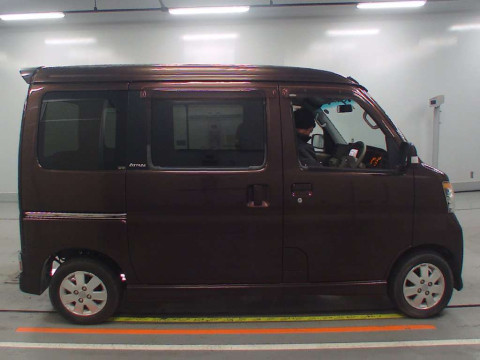 2011 Daihatsu Atrai Wagon S321G[2]