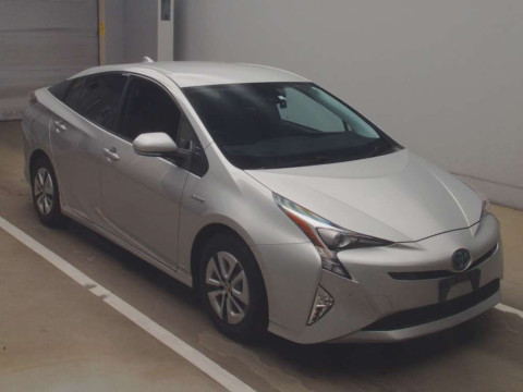 2016 Toyota Prius ZVW51[2]