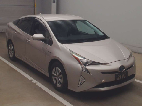 2016 Toyota Prius ZVW55[2]