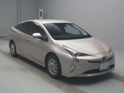 2017 Toyota Prius ZVW55[2]