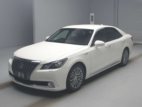 2013 Toyota Crown Majesta GWS214[0]