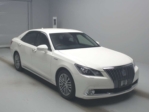 2013 Toyota Crown Majesta GWS214[2]