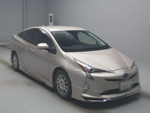 2016 Toyota Prius ZVW50[2]