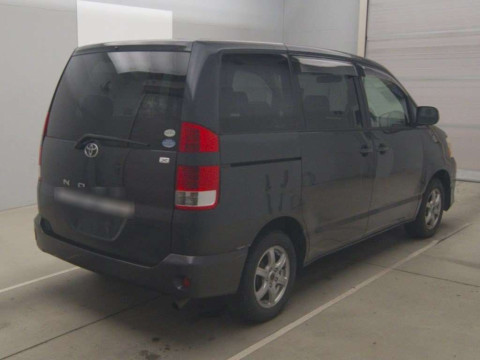 2004 Toyota Noah AZR60G[1]