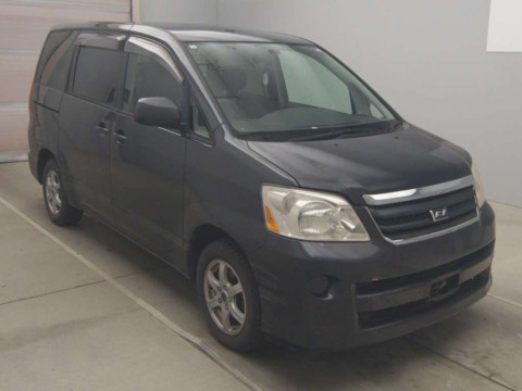 2004 Toyota Noah AZR60G[2]