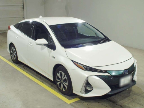 2018 Toyota Prius PHV ZVW52[2]