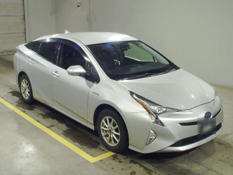 2015 Toyota Prius ZVW55[2]