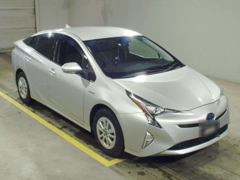 2015 Toyota Prius ZVW55[2]