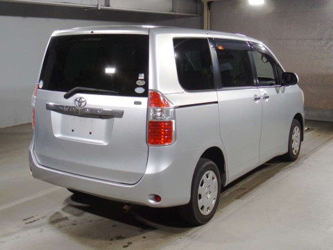 2009 Toyota Noah ZRR75G[1]