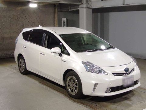 2014 Toyota Prius alpha ZVW41W[2]