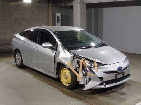 2017 Toyota Prius ZVW50[2]