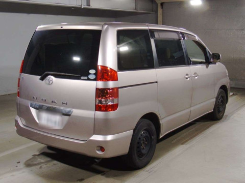 2004 Toyota Noah AZR60G[1]