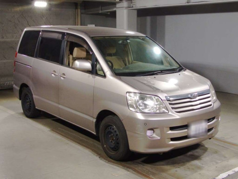 2004 Toyota Noah AZR60G[2]