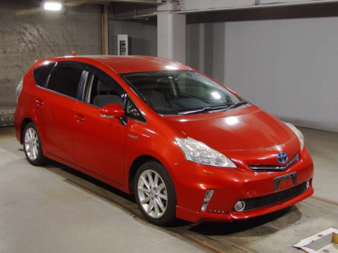 2013 Toyota Prius alpha ZVW40W[2]