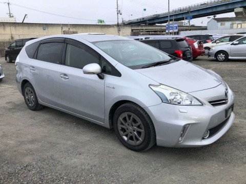 2014 Toyota Prius alpha ZVW41W[2]