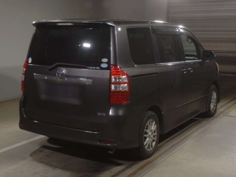 2011 Toyota Noah ZRR70W[1]