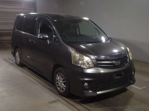 2011 Toyota Noah ZRR70W[2]