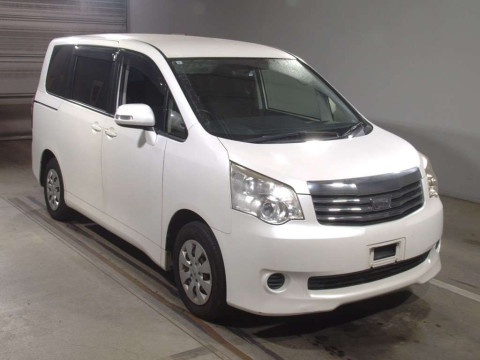 2013 Toyota Noah ZRR70G[2]