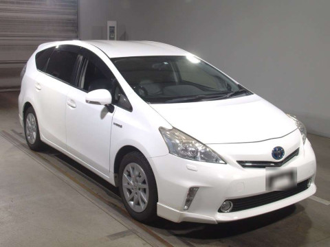 2014 Toyota Prius alpha ZVW41W[2]