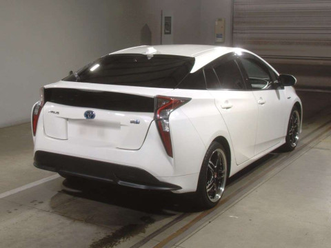 2016 Toyota Prius ZVW50[1]