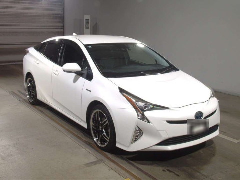 2016 Toyota Prius ZVW50[2]