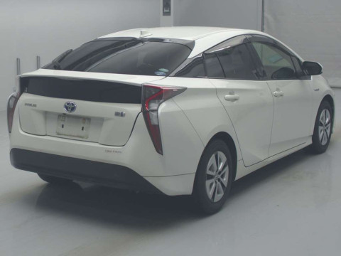 2016 Toyota Prius ZVW50[1]