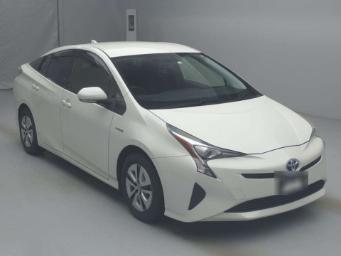 2016 Toyota Prius ZVW50[2]